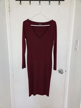 Fashion Nova Long Sleeve V-Neck Midi Dress in Burgundy